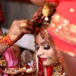 groom putting sindoor on brides head